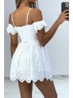 Petite robe blanche ajourée à manches tombantes - 5
