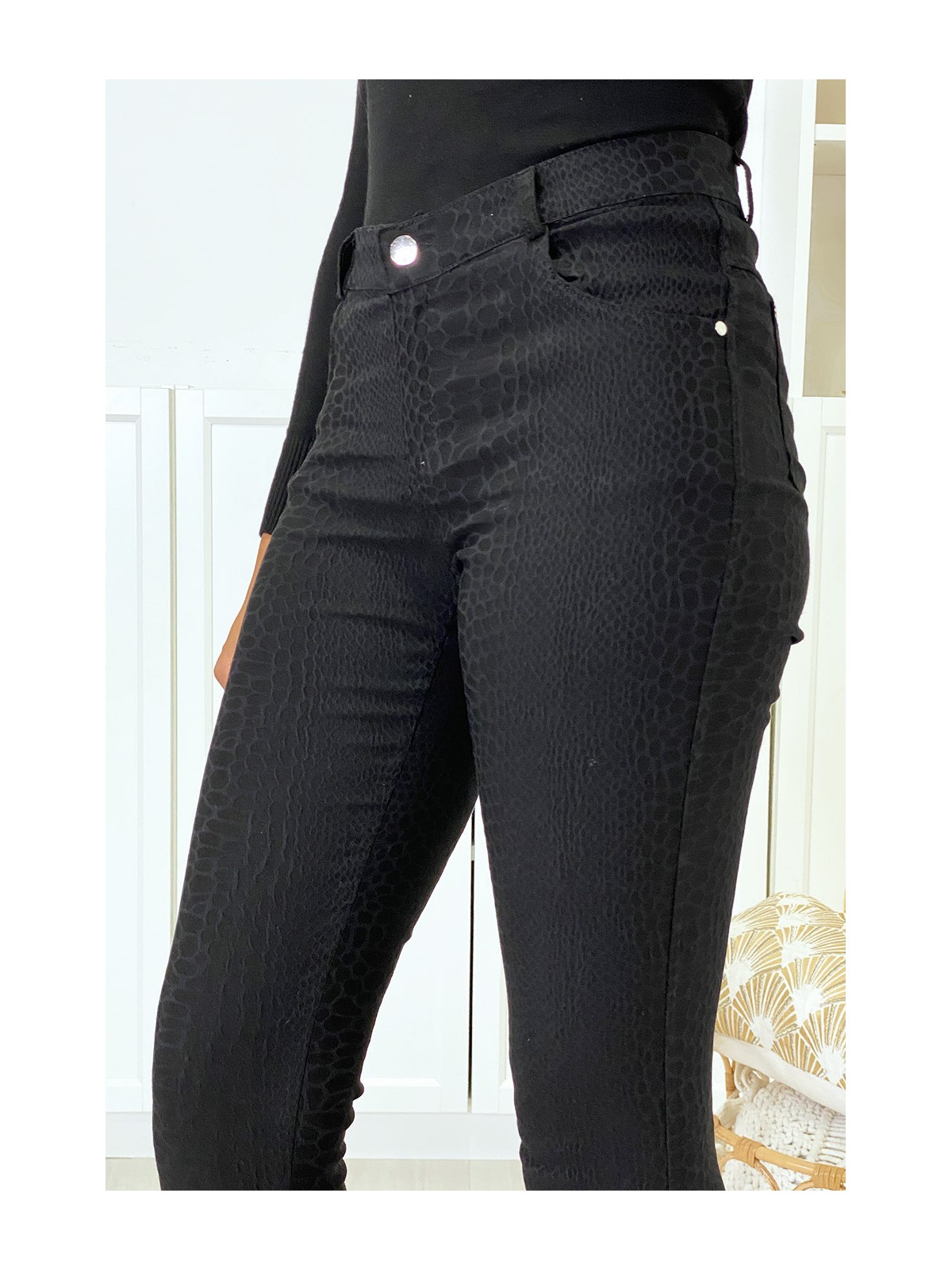 Pantalon slim noir motif python avec 5 poches - 5
