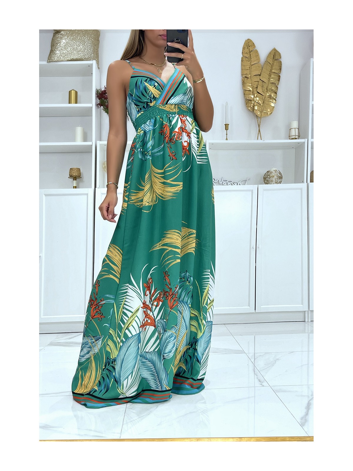 Longue robe très chic motif fleuris en fond vert - 1