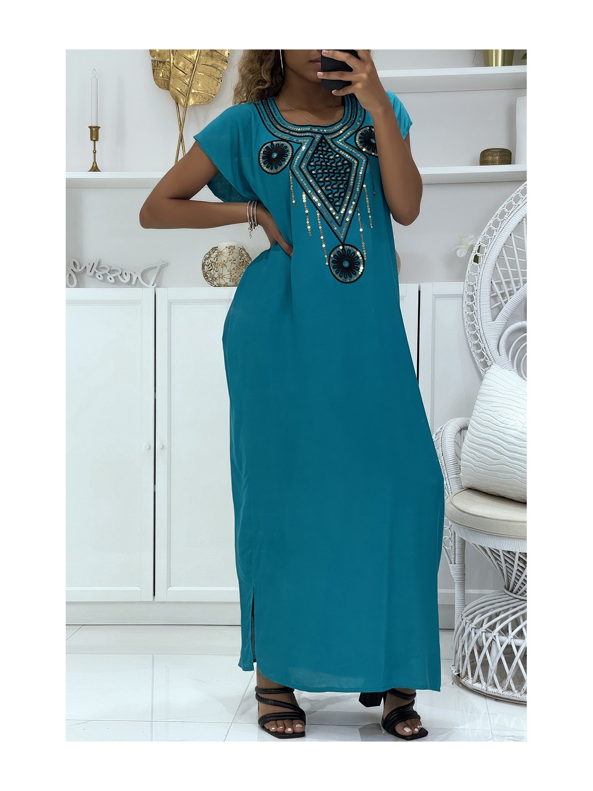 Robe djellaba bleu très agréable à porter avec joli motif brodé au col ornée de strass - 2