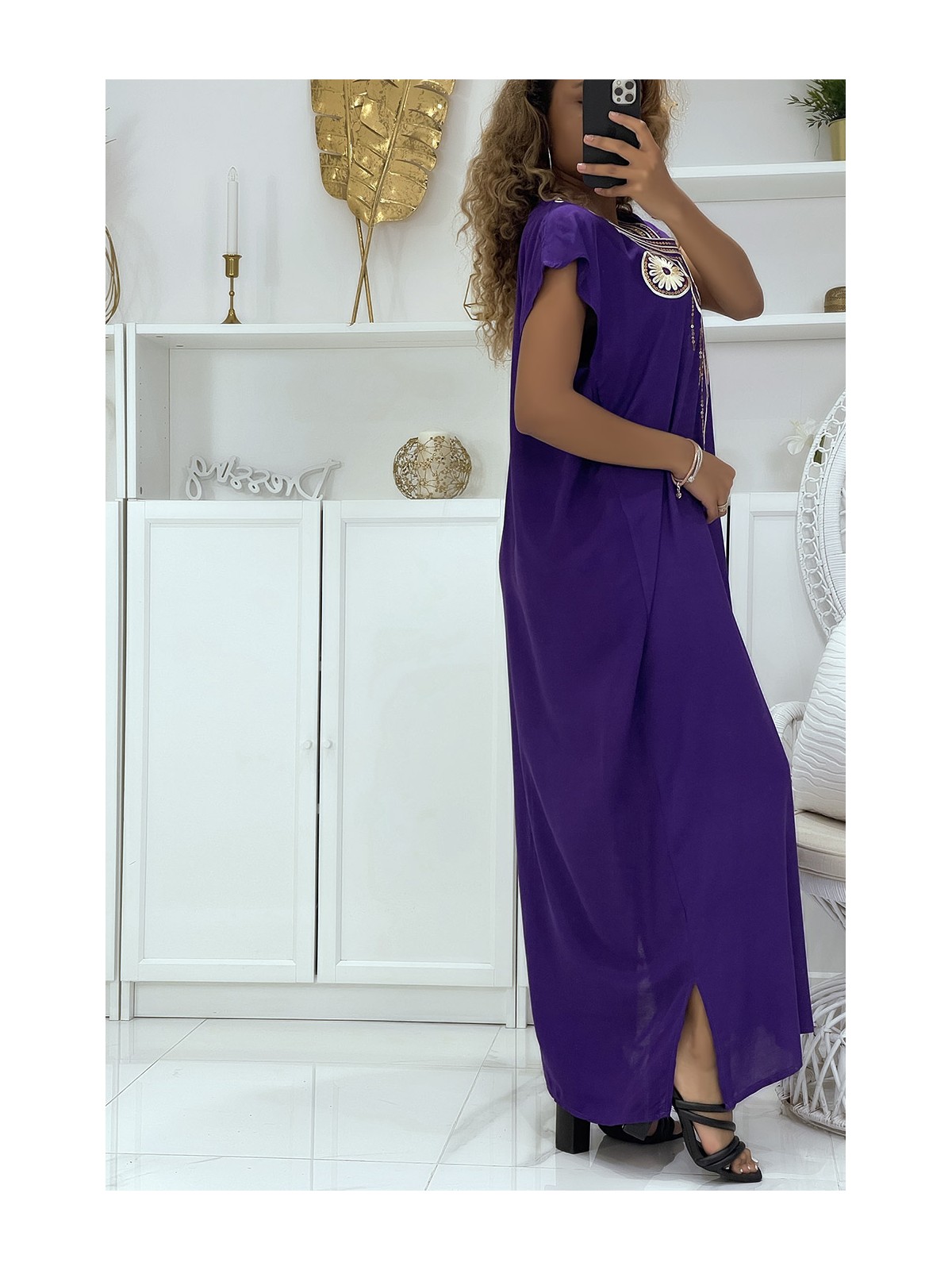 Robe djellaba violet très agréable à porter avec joli motif brodé au col ornée de strass - 3