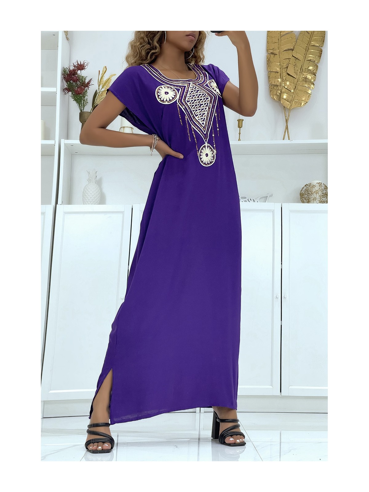 Robe djellaba violet très agréable à porter avec joli motif brodé au col ornée de strass - 4