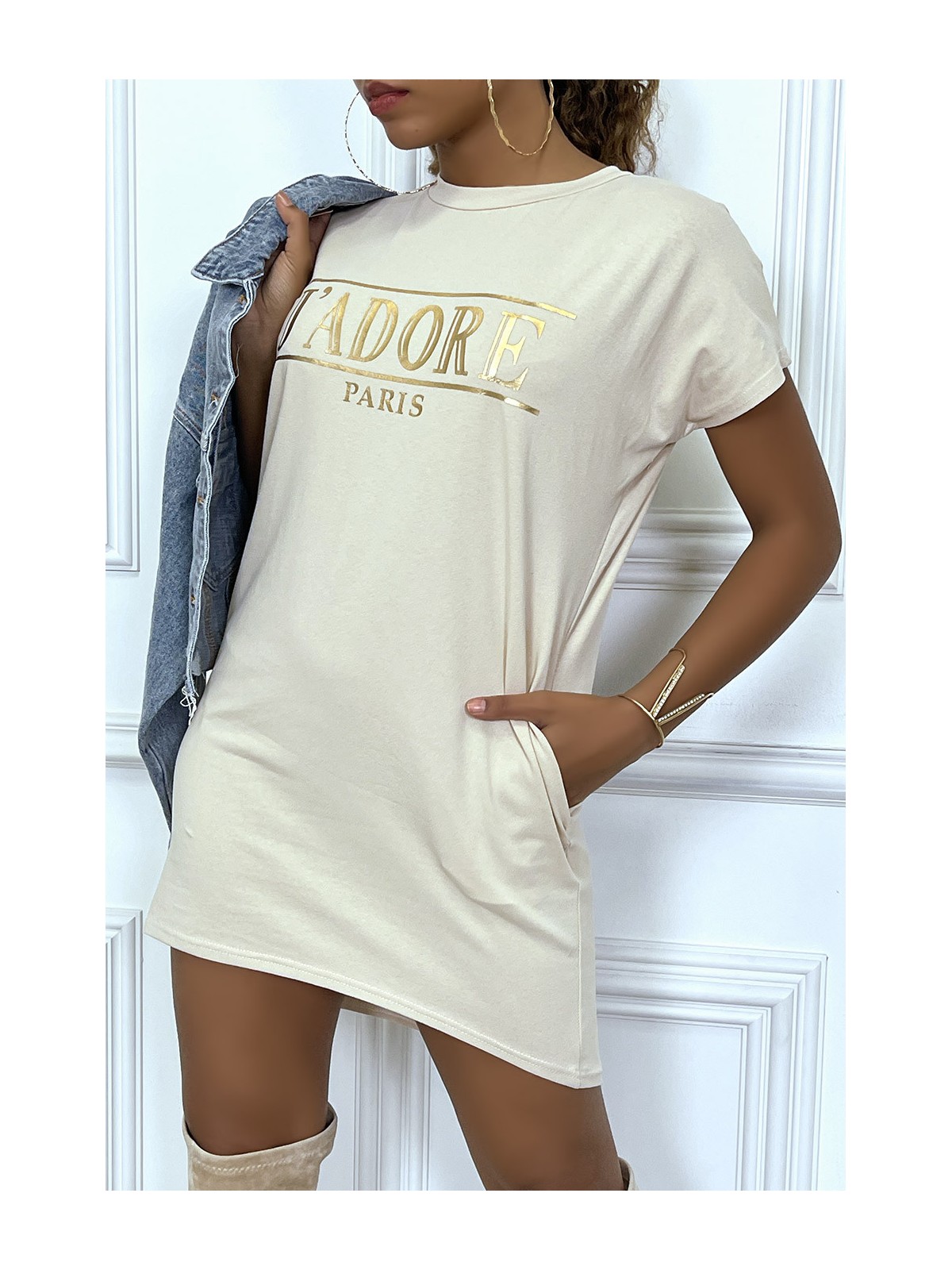 Robe T-shirt courte asymétrique beige avec écriture doré "J'adore" et poches - 1