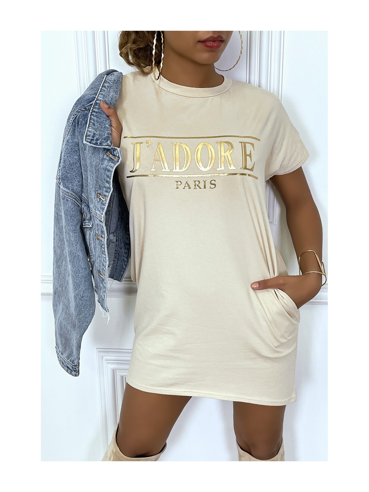 Robe T-shirt courte asymétrique beige avec écriture doré "J'adore" et poches - 3