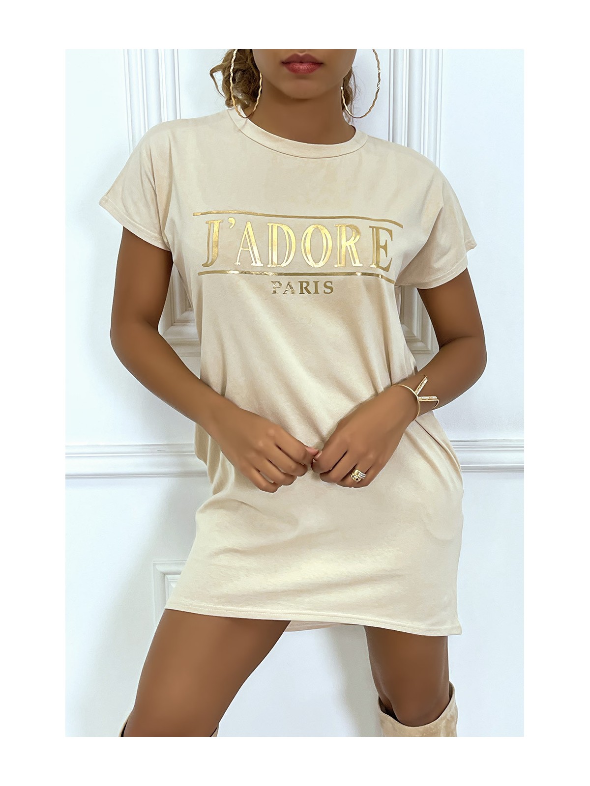Robe T-shirt courte asymétrique beige avec écriture doré "J'adore" et poches - 4