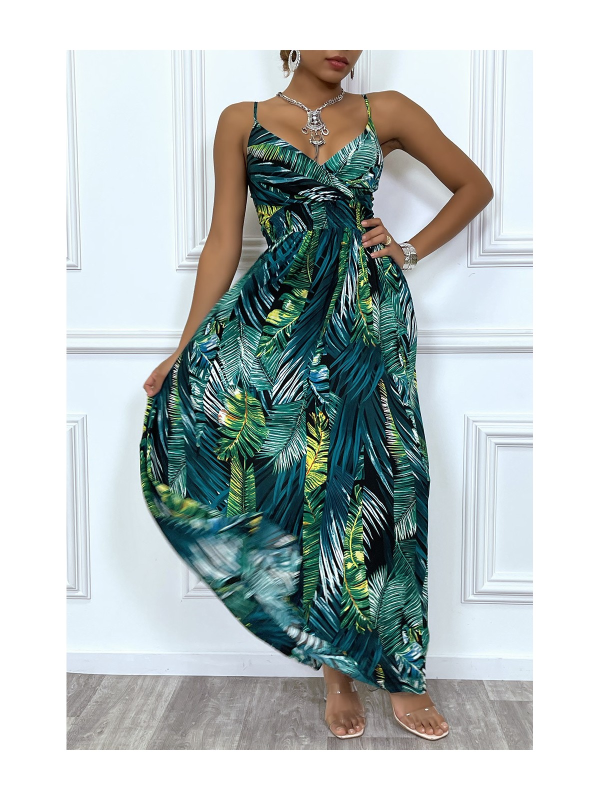 Robe longue à motif palmier verte. Magnifique robe d'été cintrée avec décolleté croisé - 4