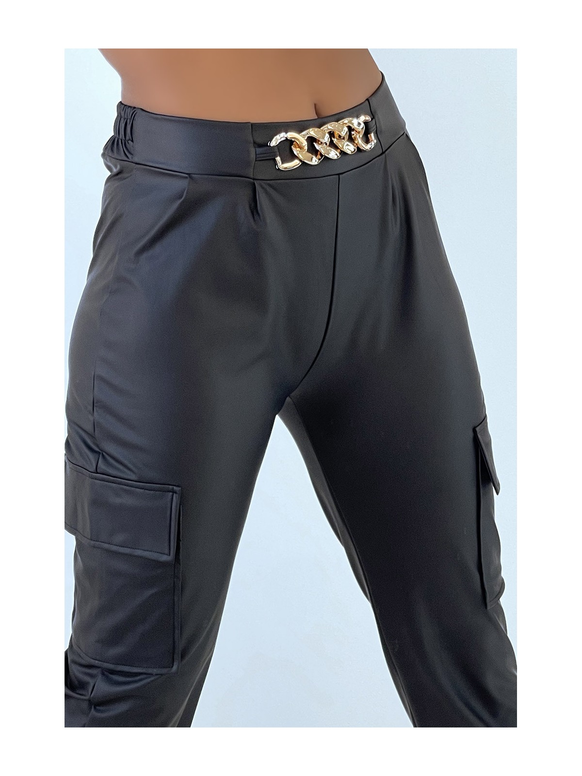 Pantalon jogging cargo noir coupe ample avec accessoire - 4