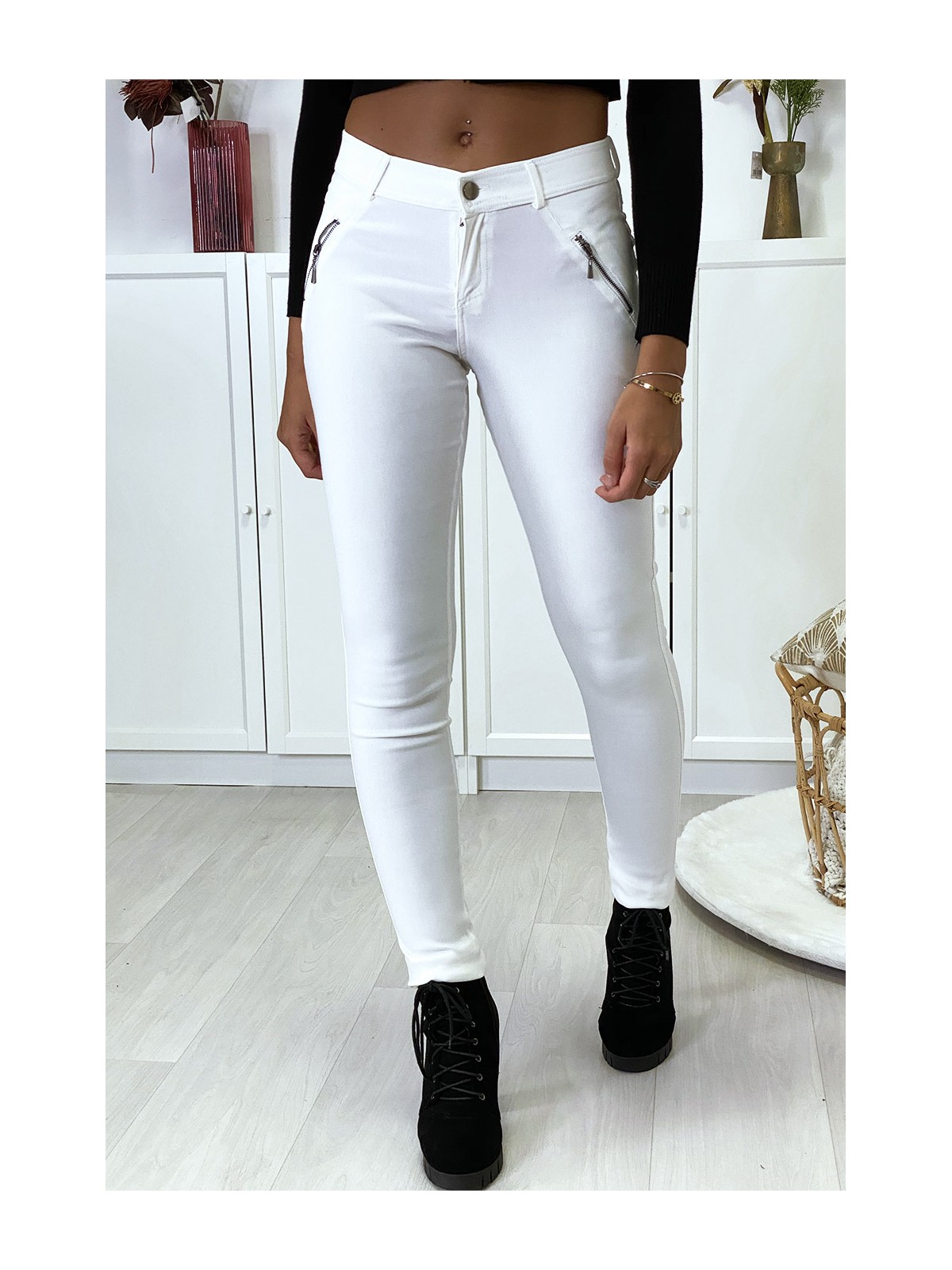 Pantalon slim blanc en strech avec zip et suédine - 1