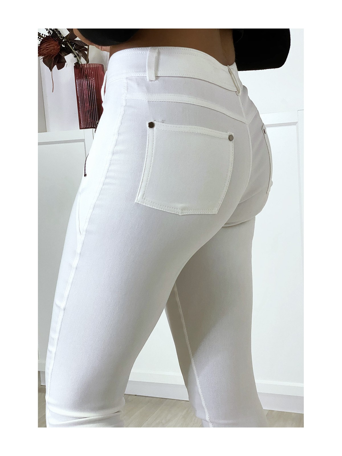 Pantalon slim blanc en strech avec zip et suédine - 4