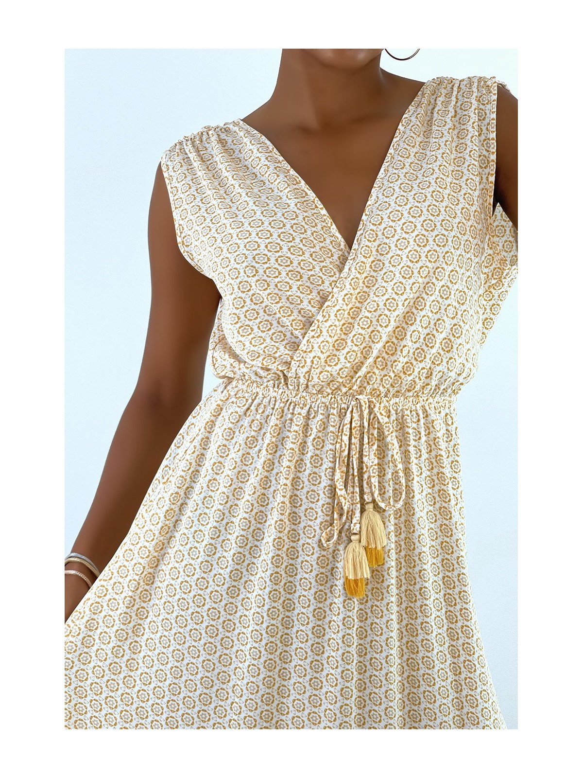 Longue robe croisé en beige avec motif et dentelle - 3