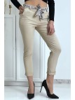Pantalon strech beige avec poches froufrou et ceinture - 3