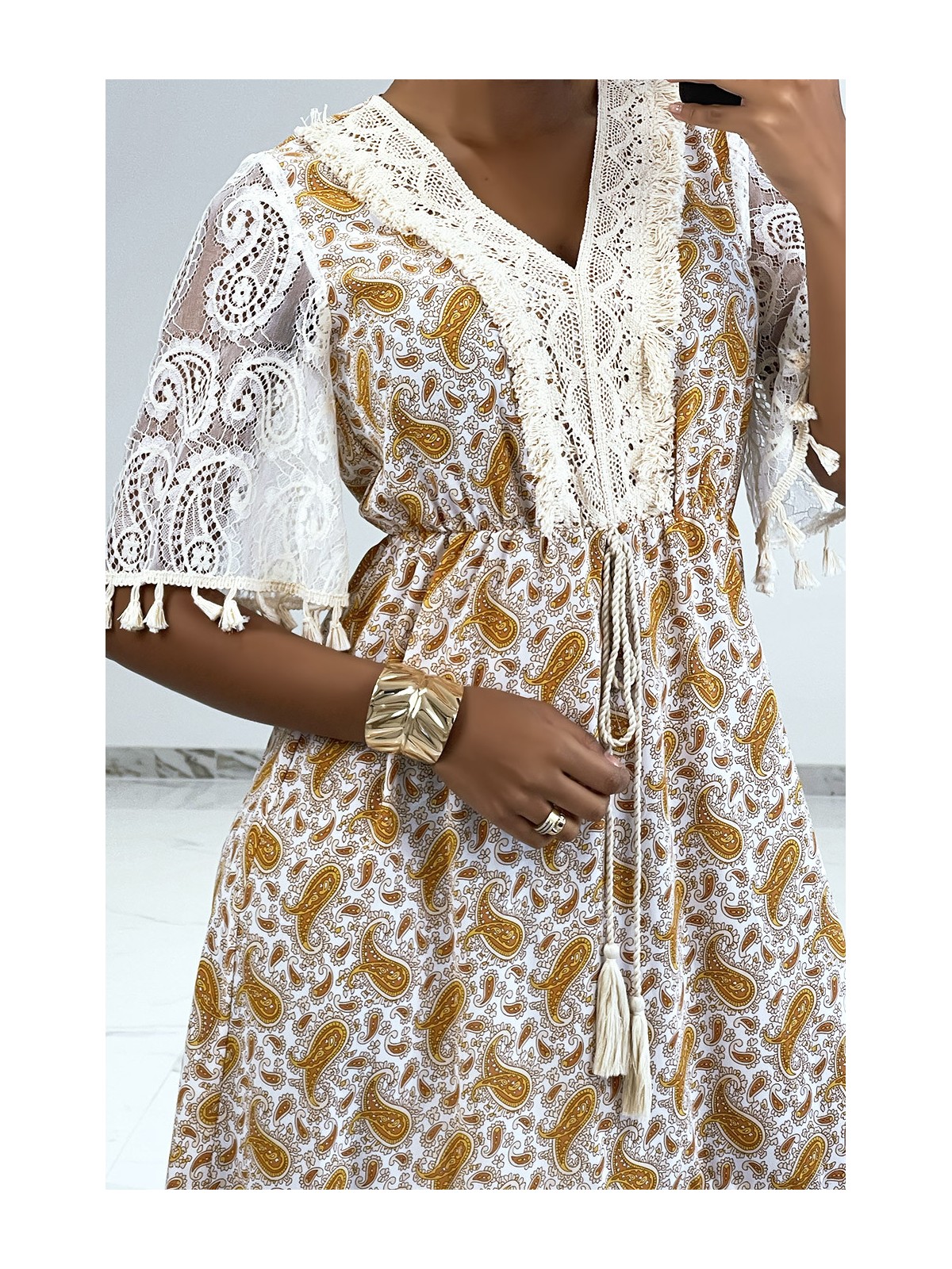Longue robe beige avec dentelle et motif - 4